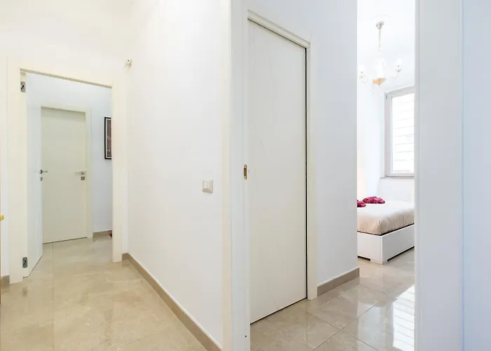 Domus Enea - Colosseo Termini Apartment