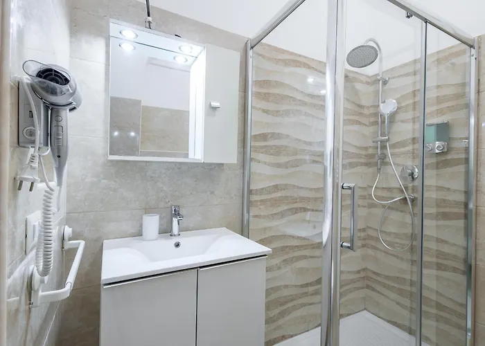 Domus Enea - Colosseo Termini Apartment *