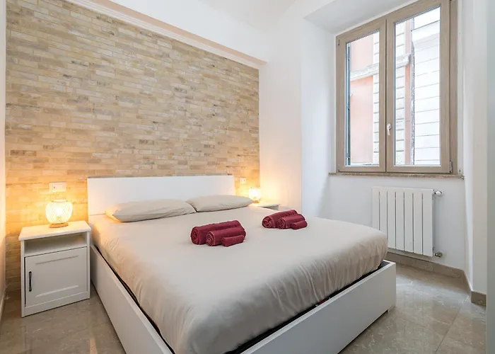 Domus Enea - Colosseo Termini Apartment *