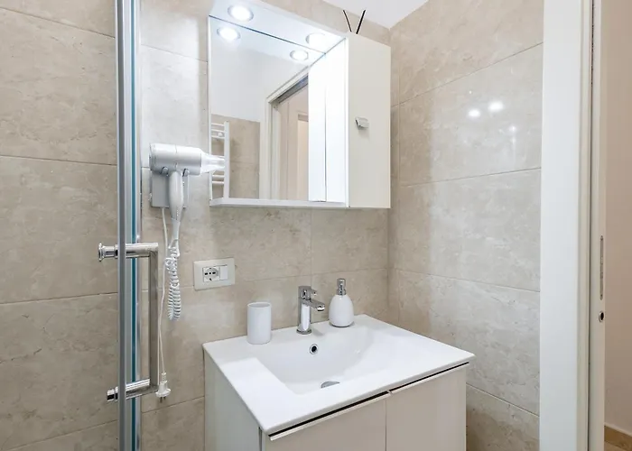 Domus Enea - Colosseo Termini Apartment